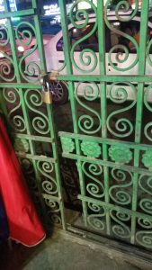 قفل خصوصی نورچشمی‌ها روی نرده‌های عمومی شهرداری پاکدشت