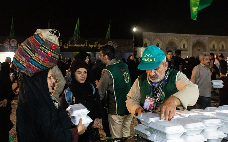 طبخ و توزیع 700 هزار پرس غذا و ۱۰ میلیون بطری آب در مرز مهران توسط خادمان امام رضا(ع)+عکس