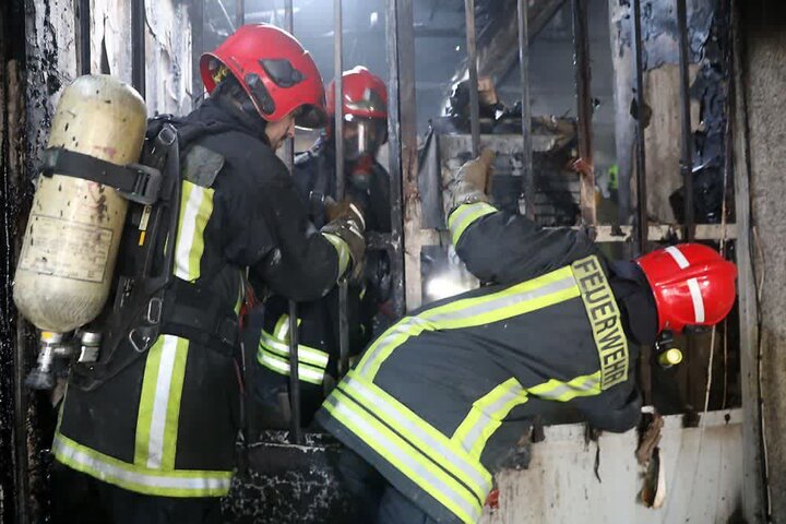 حریق واحد صنعتی یونولیت در رباط کریم/۳ ایستگاه آتش نشانی اعزام شد