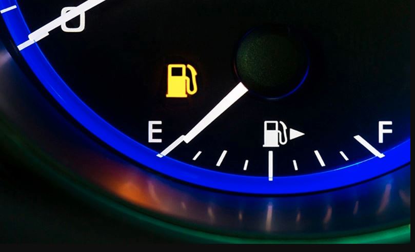 عواقب ادامه رانندگی بعد از روشن شدن چراغ بنزین که تعمیرکارها نمی گویند